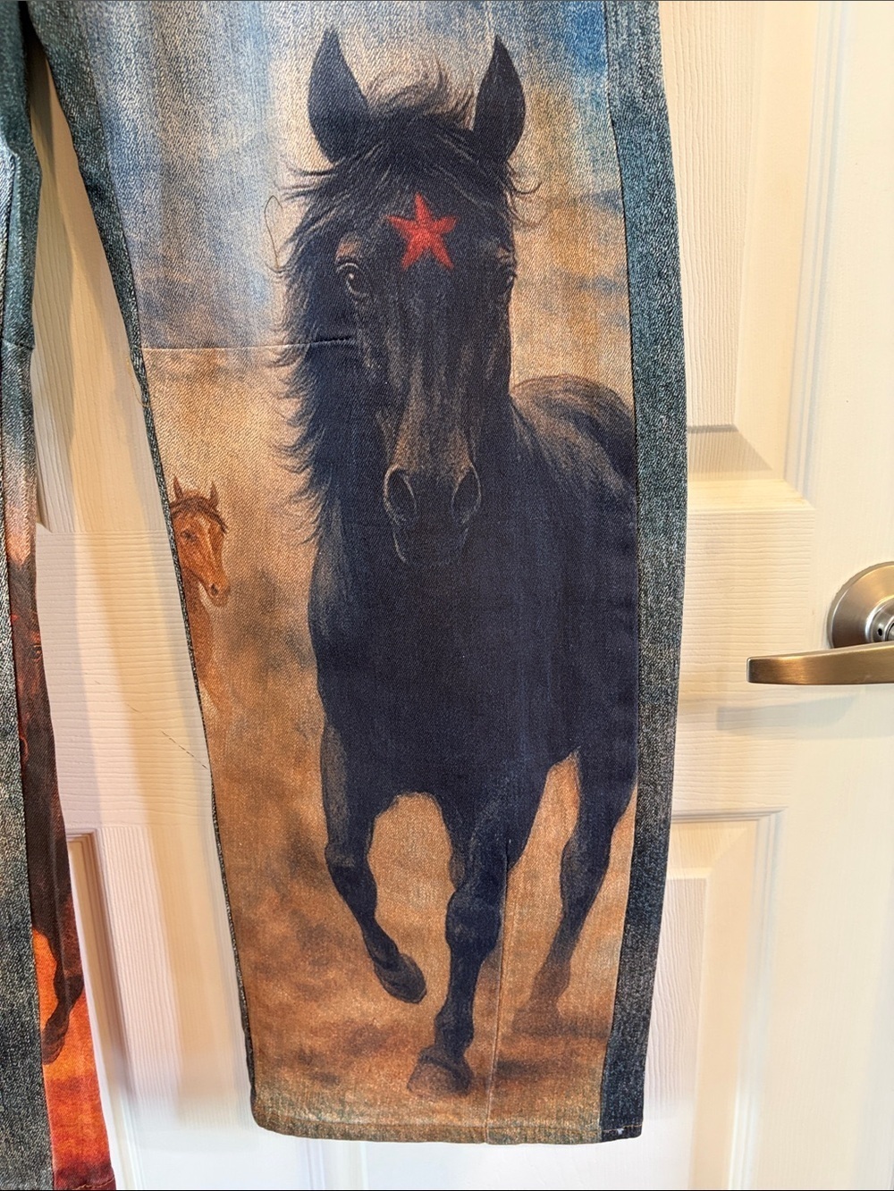 VIBRANTw M.i.U. NWT Blue Barrel Leg Jeans with Brown & Black Horse Print - Picture 6 of 10